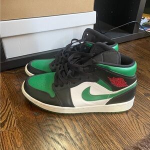 Nike Black and Green Sneakers